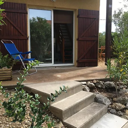 Pavillon Mezzanine Climatise Avec Petit Jardin Et Piscine Collective