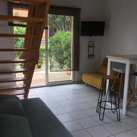 Pavillon Mezzanine Climatise Avec Petit Jardin Et Piscine Collective 아파트 *